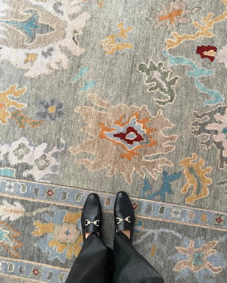 Low Pile Hand Knotted Oriental Wool Area Rug – Vintage-Style Tribal Motif in Soft Gray with Multicolor Accents